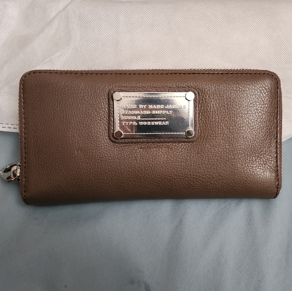 Marc Jacobs zip wallet,